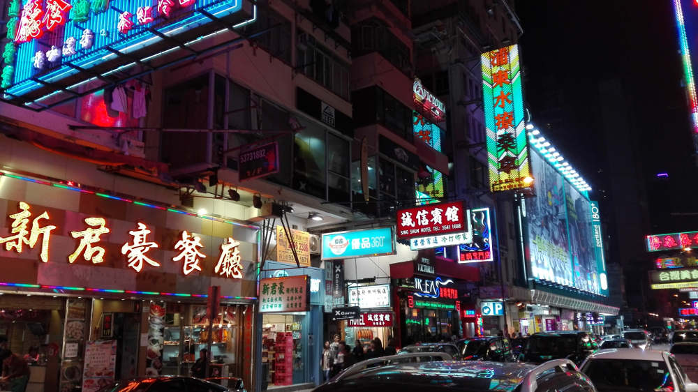 Večerní Kowloonské uličky.