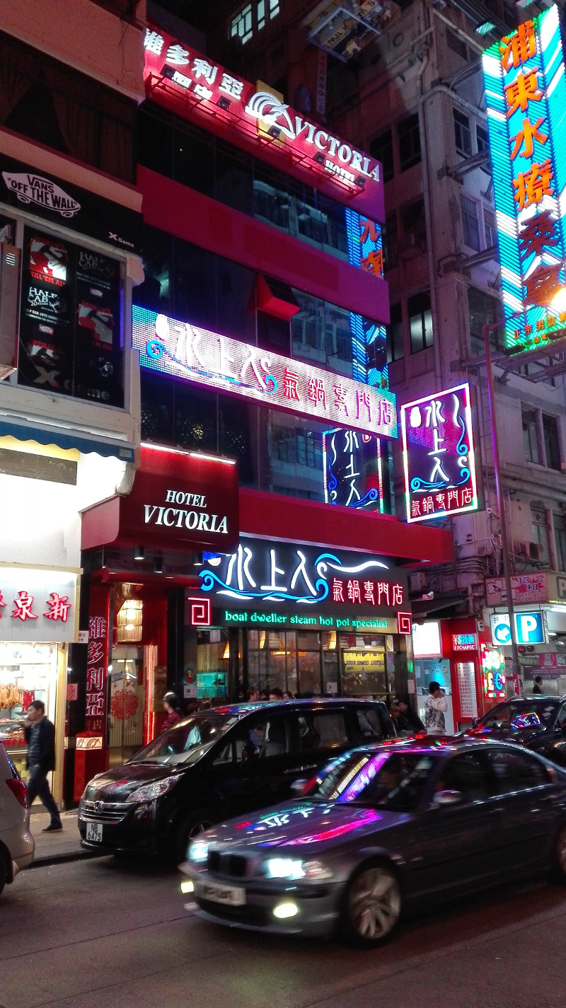 Večerní Kowloonské uličky.
