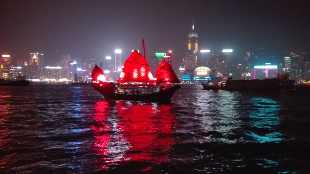 Pohled z Victoria Harbour na Hong Kong.