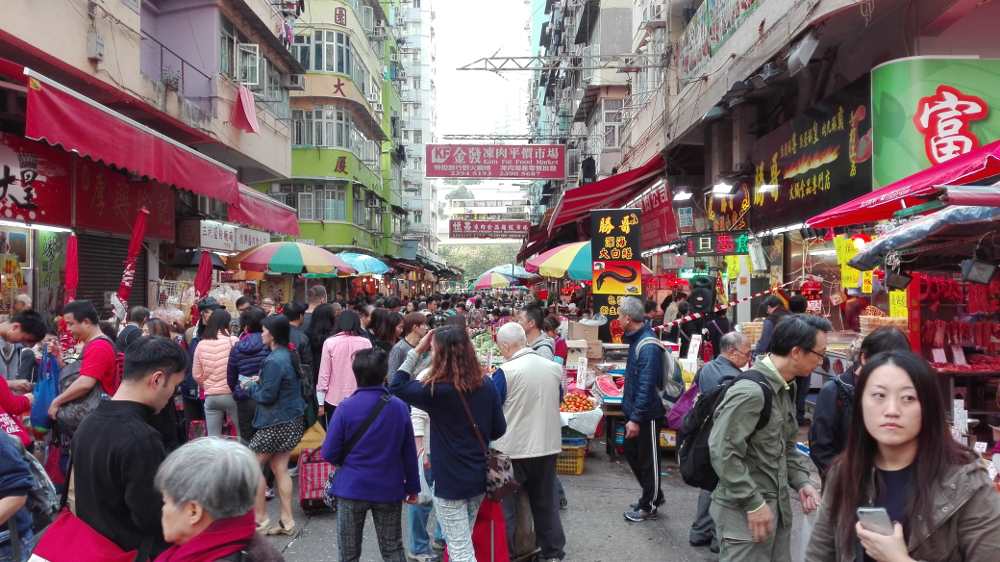 Místní trh v Kowloon, Hong Kong.