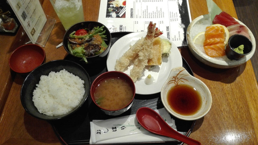 Sashimi v japonské restauraci.